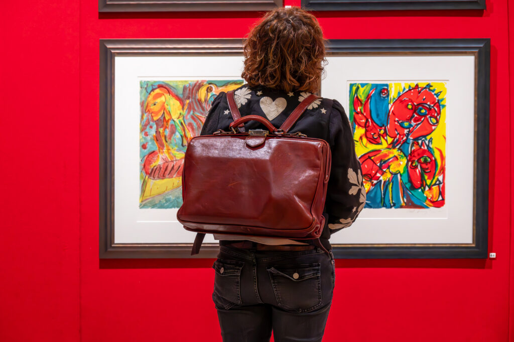 Een bezoeker bij de tijdelijke tentoonstelling Cobra
