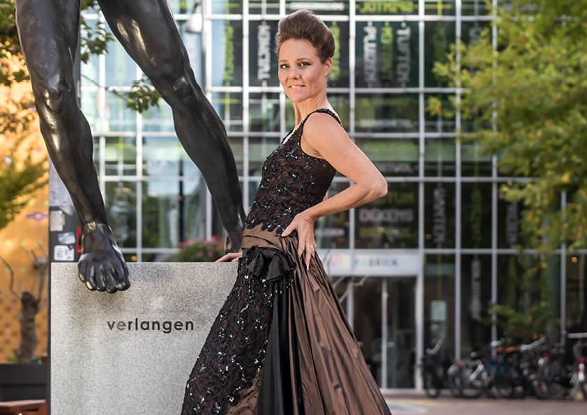 Jonge vrouw in een zwarte jurk van Frank Govers voor De Cultuurfabriek